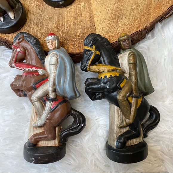 Vintage 1973 Alberta’s Molds Inc 32 Piece Hand Painted Ceramic Chess Set - Picture 10 of 16